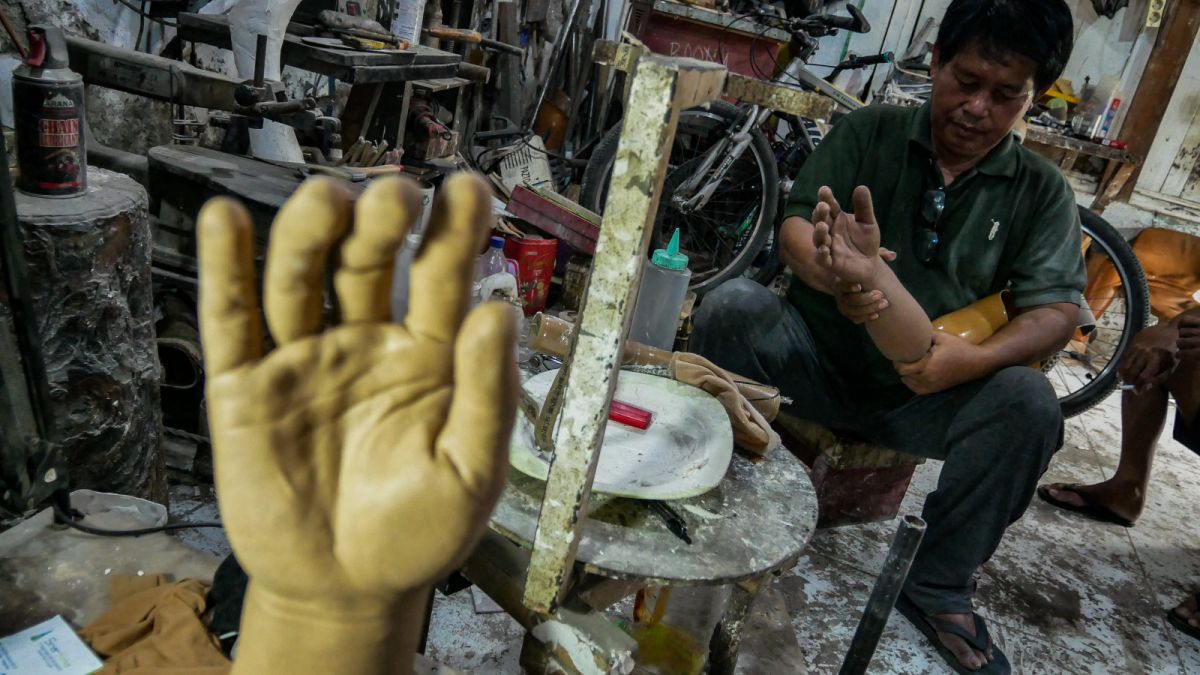 Produk tangan palsu buatan Muhammad Ali Saga (54) di Sanggar Organ Prosthetic di Neglasari, Kota Tangerang, Banten, Minggu (29/1/2023). [SuaraSerang/Wawan Kurniawan]