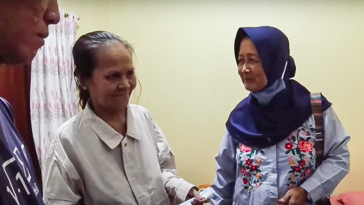 Ibu Eny, saat baru pulang dari RJS saat tiba di rumah mewahnya yang sudah direnovasi relawan. [Youtube Bang Brew TV]