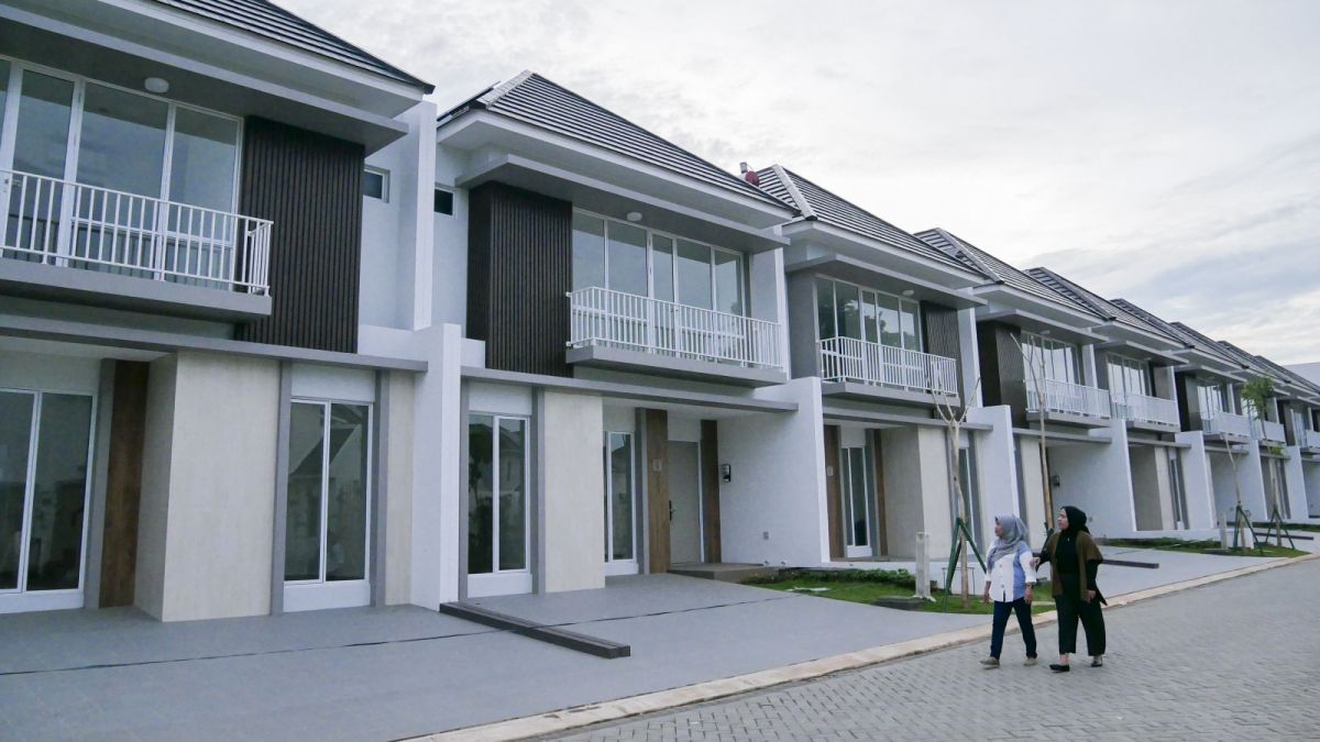 Calon pembeli properti rumah sedang melihat-lihat komplek perumahan berkonsep klaster di kawasan Gading Serpong, Kab. Tangerang, Banten. [SuaraSerang/Wawan Kurniawan]