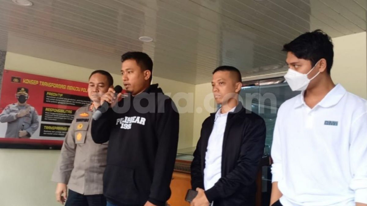 Rizky Billar dan tersangka pengancaman berinisial A (Hoodie hitam) di Polda Metro Jaya. [Suara.com/Rena Pangesti]