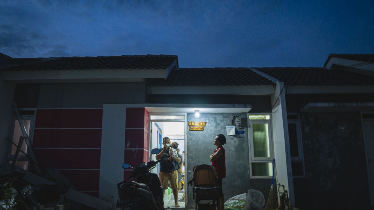 Aktivitas warga yang telah menempati rumah bersubsidi pemerintah yang disalurkan oleh BUMN Bank BTN di kompleks Perumahan Mutiara Puri Harmoni, Rajeg, Kabupaten Tangerang, Banten, Minggu (5/2/2023). [SuaraSerang/Wawan Kurniawan]