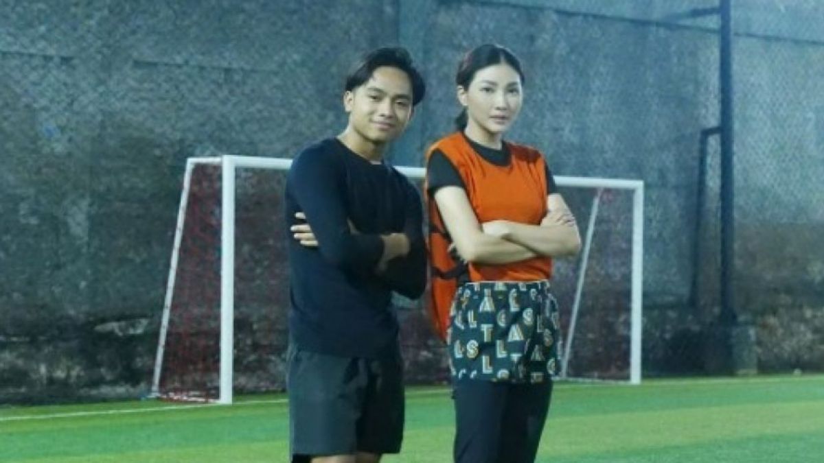 Potret Sarwendah main sepak bola bersama dengan anak angkatnya, Betrand Peto. [(Instagram/@sarwendah29)]