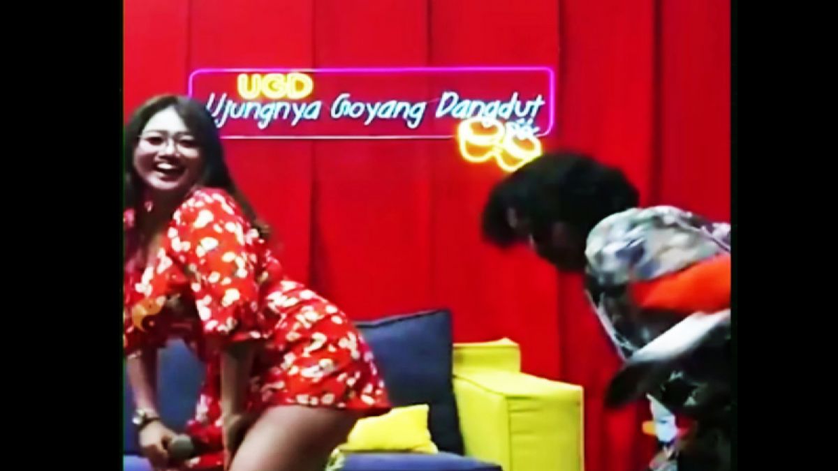 Pedangdut Olivia Noor saat goyang pargoy di acara Youtube Nexera Entertainment [Youtube/Nexera Entertainment]