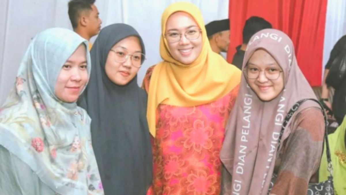 Bupati Purwakarta Anne Ratna Mustika saat foto bersama dengan pelajar di Haul Ponpes Al-Muhajirin Purwakarta [Instagram/@anneratna82]