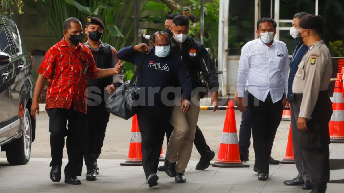 Bupati Mamberamo Tengah Ricky Ham Pagawak ; KPK [Suara.com/Alfian Winanto]