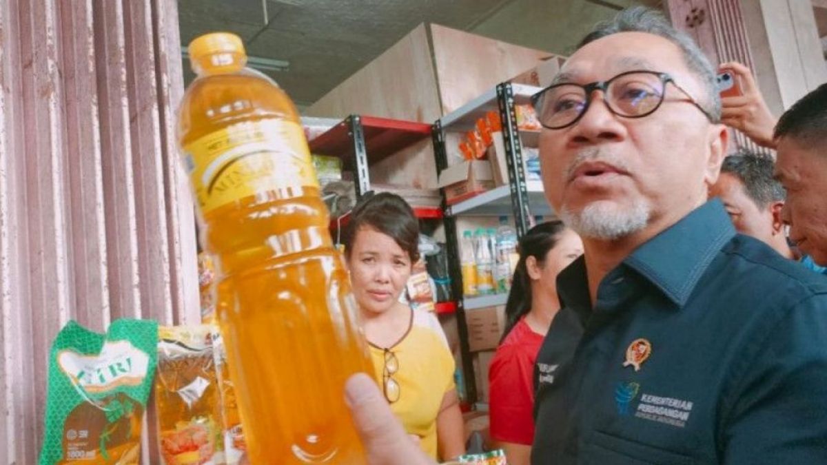 Menteri Perdagangan Zulkifli Hasan memegang minyakita saat meninjau harga-harga bahan pokok di Pasar Kreneng, Denpasar, Sabtu (4/2/2023). [ANTARA/Ni Luh Rhismawati]