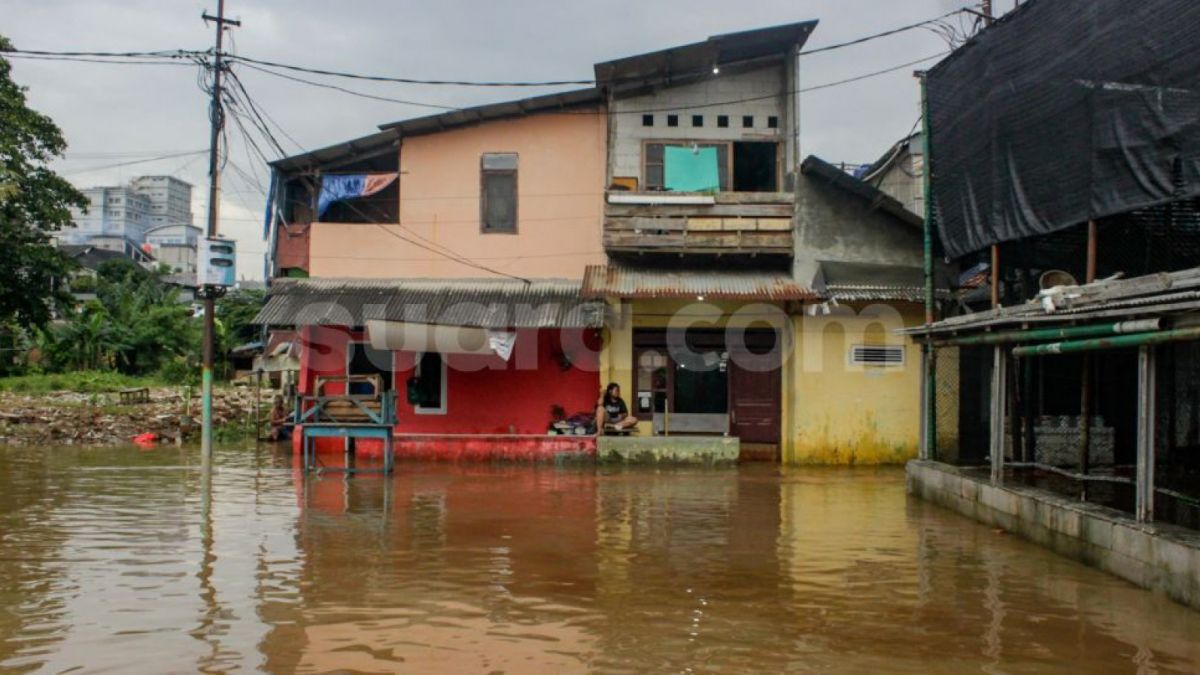 Banjir Jakarta ; Banjir di Rawajati ; Ilustrasi Banjir [Suara.com/Alfian Winanto]