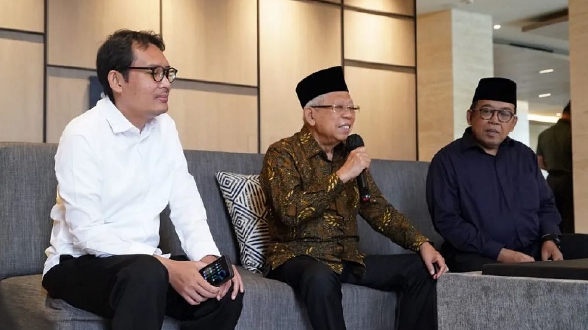 Wapres Ma'ruf Amin didampingi Kepala Sekretariat Wapres Ahmad Erani Yustika serta Staf Khusus Wapres Bidang Komunikasi dan Informasi Masduki Baidlowi. [EP/AS-BPMI Setwapres]