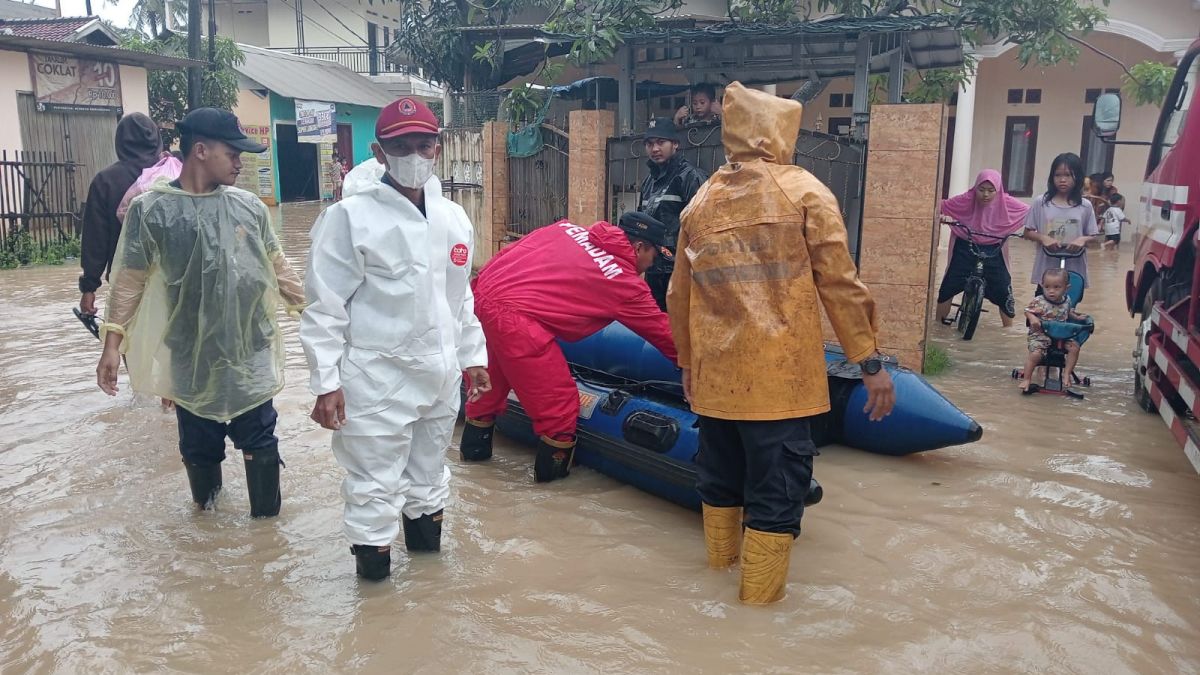 Petugas dari damkar dan BPBD Tangerang bersiap untuk melakukan evakuasi warga terdampak banjir, Kamis (2/3/2023). [ist.]