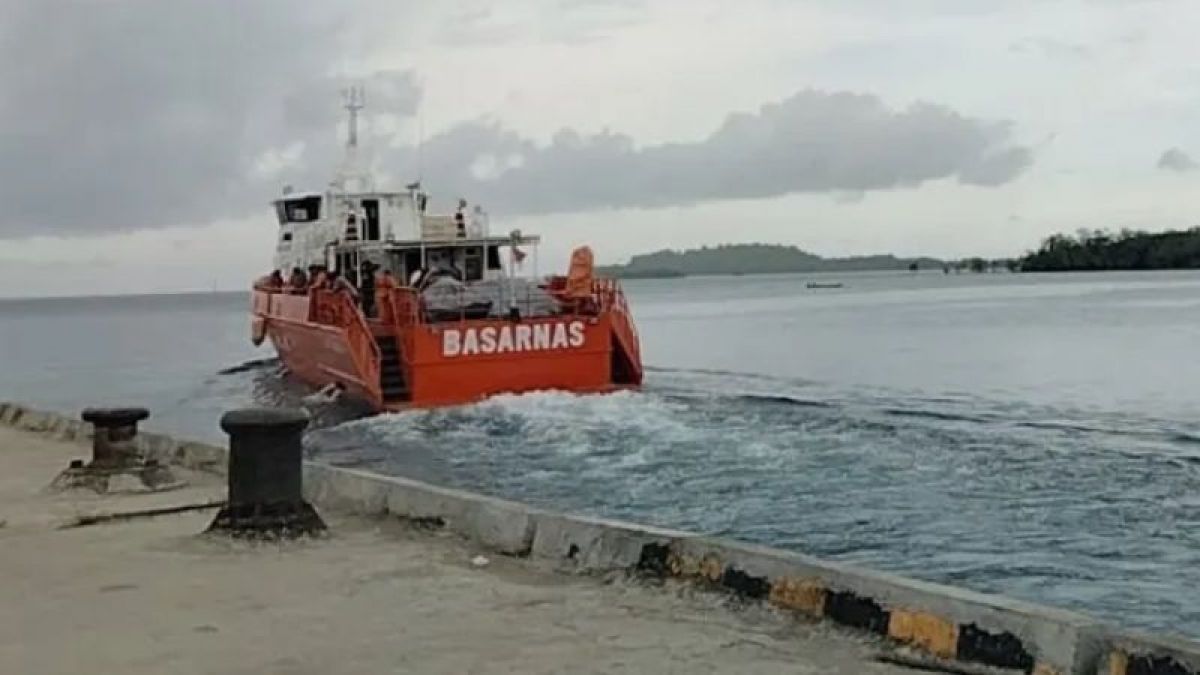 Kantor SAR Mentawai turunkan KN SAR Ramawijaya 240 Mentawai untuk evakuasi nelayan di perairan Pulau Siruamata, Desa Beriulou, Kecamatan Sipora Selatan, Kepulauan Mentawai. [Dokumen SAR Mentawai]