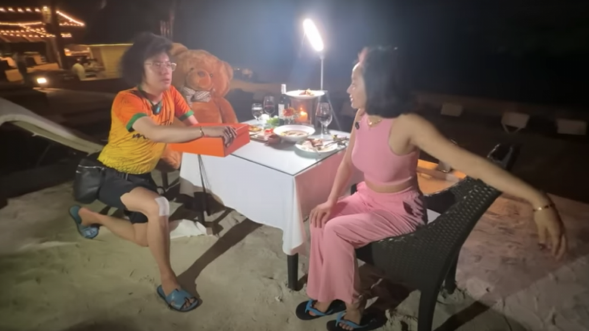 Momen Denise Chariesta dilamar oleh kekasihnya JK di Bali. [Youtube/Denise Chariesta]