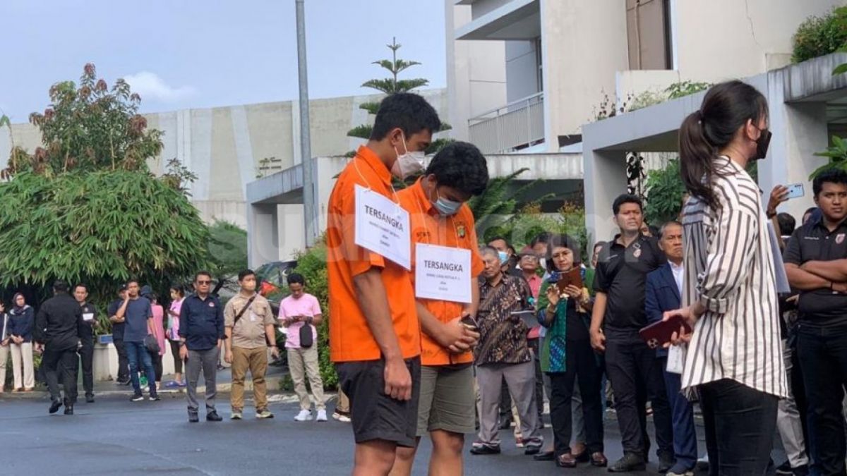 Mario Dandy dan rekannya Shane Lukas cuma menunduk saat jalani rekonstruksi kasus David. [Suara.com/Rakha]