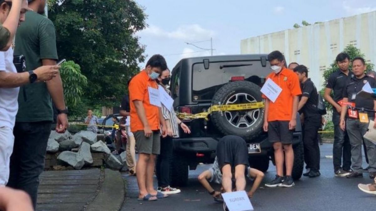 Rekonstruksi adegan penganiayaan David oleh Mario Dandy Satriyo yang disaksikan Shane dan AG [Suara.com/Rakha]