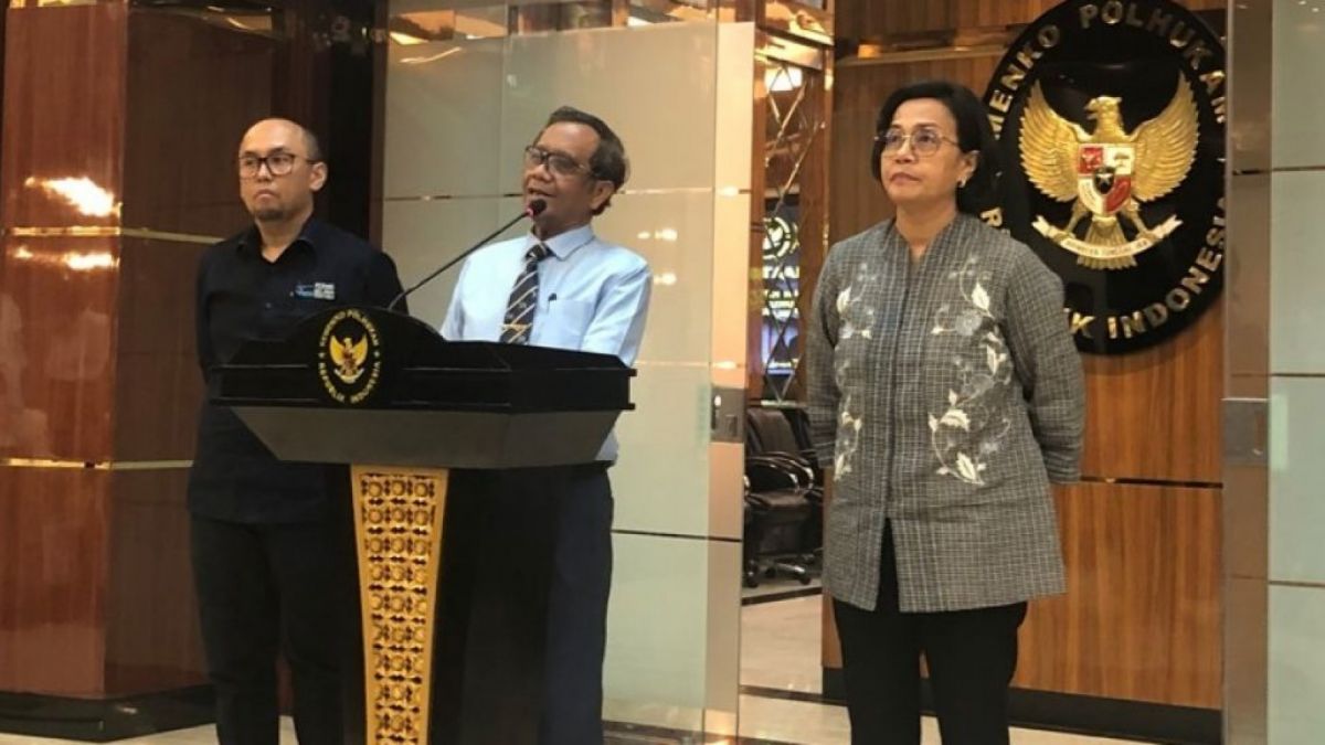 Menkopolhukam Mahfud MD didampingi Menkeu Sri Mulyani dan Kepala PPATK Ivan Yustiavandan menyampaikan keterangan hasil rapat tertutup di Kemenkopolhukam pada Senin (20/3/2023). [Suara.com/Rakha]