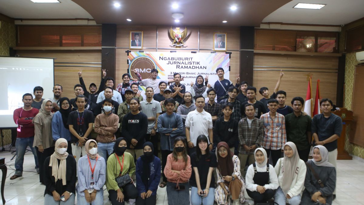 Pewarta Foto Indonesia Tangerang (PFIT) usai memberikan materi dasar Foto Jurnalistik dalam kegiatan Ngabuburit Jurnalistik di Cipondoh, Kota Tangerang, Minggu (2/3/2023) [dok. BMC Tangerang Raya]
