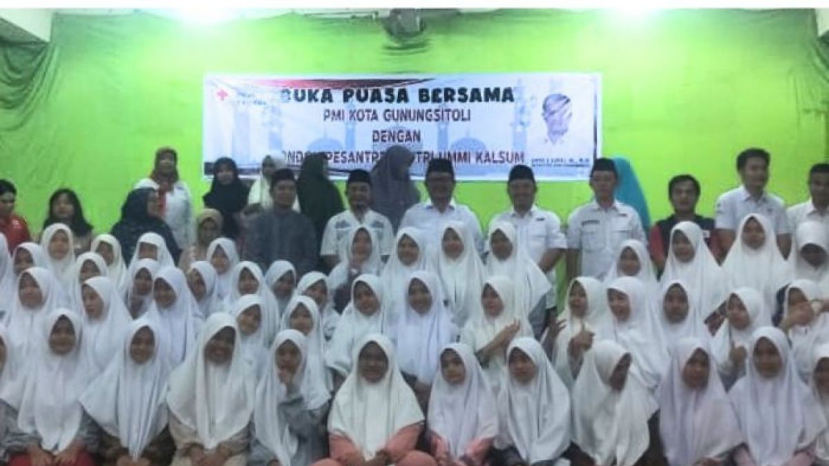 Para pengurus, santriwati Ponpes Putri Ummi Kalsum Nias foto bersama dengan pengurus PMI Kota Gunungsitoli, Pulau Nias usai buka puasa bersama, Senin 10 April 2023. [Serang/Serang/Kariadil Harefa]