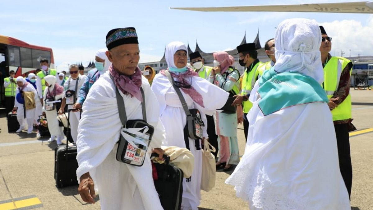 Jemaah haji asal Sumatera Barat saat akan berangkat ke Tanah Suci, Arab Saudi. [Kemenag Sumbar]