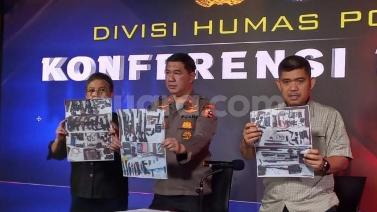 Densus 88 Antiteror Polri saat mengungkap sosok dua teroris yang tewas dalam baku tembak di Lampung.