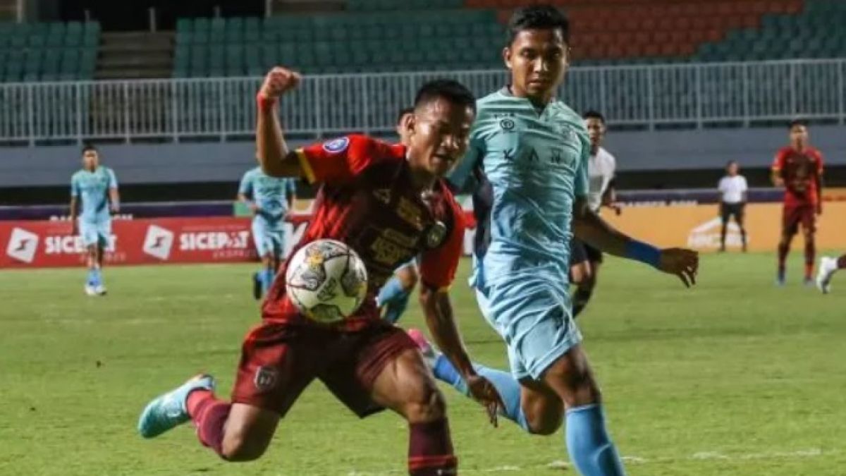 Pesepak bola Rans Nusantara FC Bayu Setiawan (kiri) berebut bola dengan pesepak bola Madura United Fadilah Nur Rahman (kanan) pada pertandingan BRI Liga 1 di Stadion Pakansari, Kabupaten Bogor, Jawa Barat, Kamis (13/4/2023). [ANTARA FOTO/ASPRILLA DWI ADHA/hp]