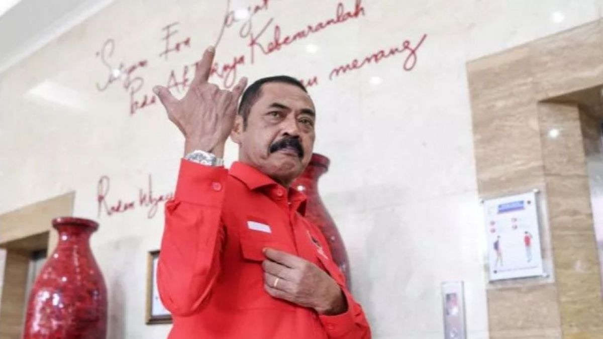 Ketua DPC PDIP Kota Solo FX Hadi Rudyatmo bersiap memberi keterangan pers usai pertemuan di Kantor DPP PDI Perjuangan, Jakarta, Rabu (26/10/2022). [ANTARA FOTO/M Risyal Hidayat/rwaa]