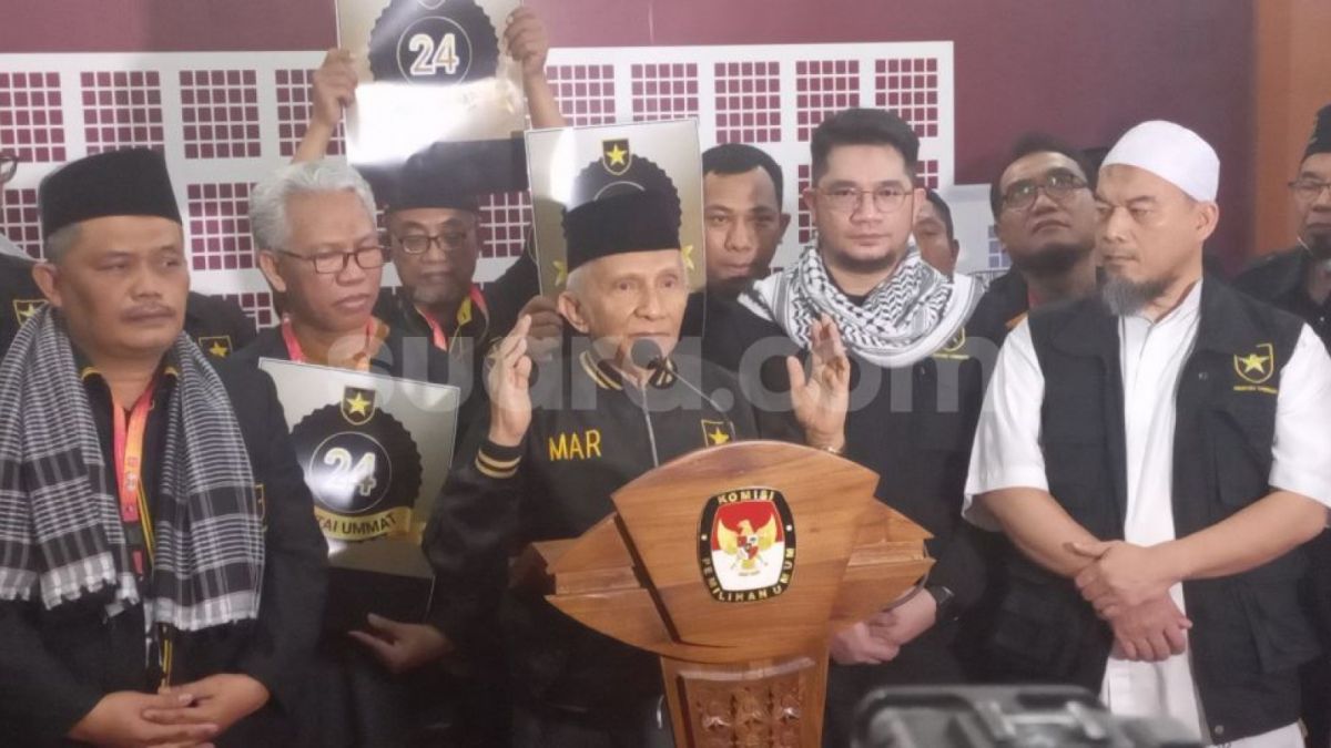 Ketua Majelis Syura Partai Ummat Amien Rais dan elite partai usai dinyatakan lolos sebagai peserta Pemilu 2024. [Suara.com/Bagaskara]