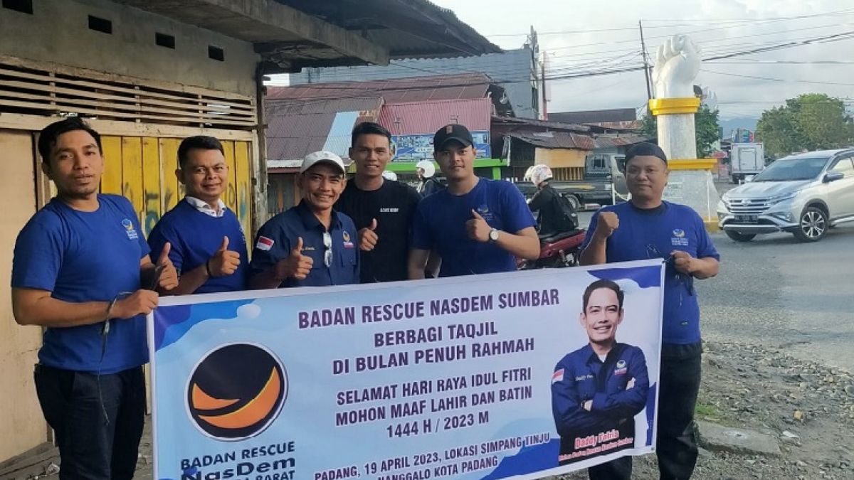 Badan Rescue NasDem Sumbar berbagi takjil gratis bagi warga di Padang, Sumatera Barat dalam rangka bulan suci ramadan 1444 H [BRND DPW Sumatera Barat.]