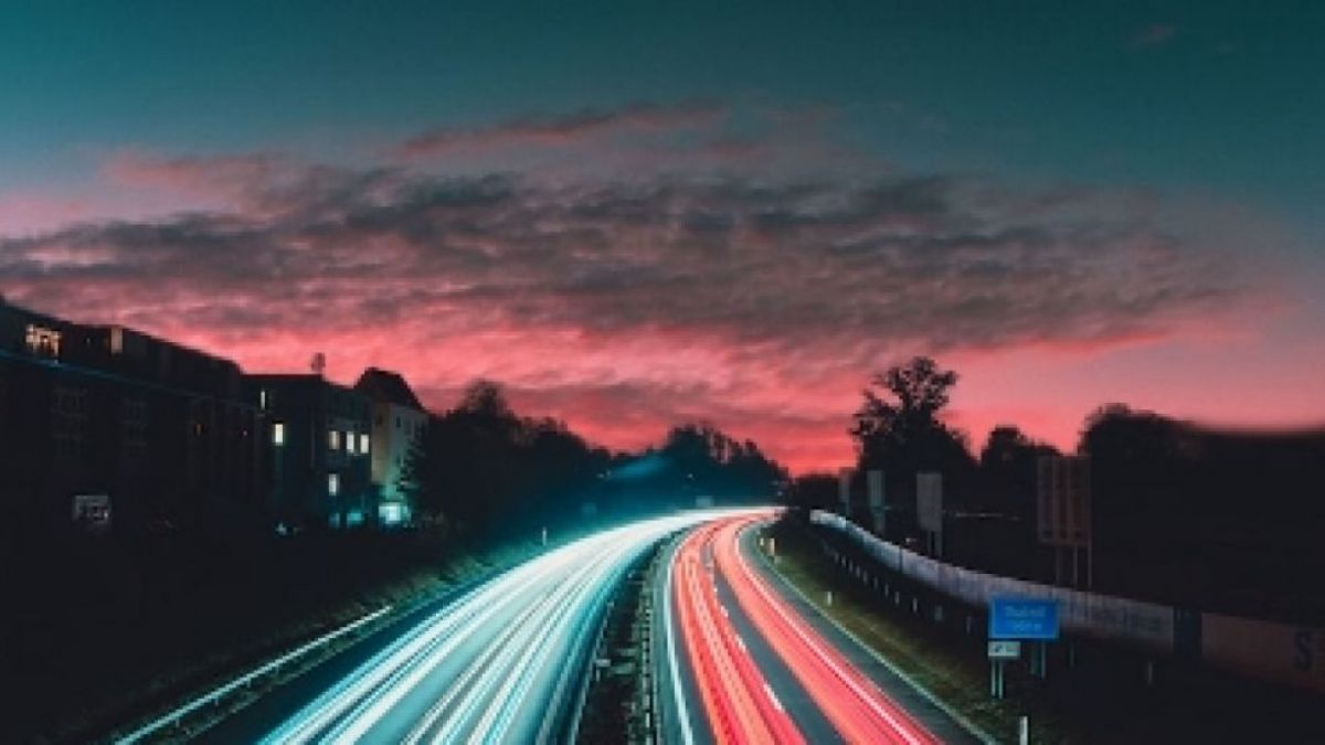 Jalan tol - Ilustrasi daftar rest area Tol Trans Jawa. (Unsplash/Eric Weber)