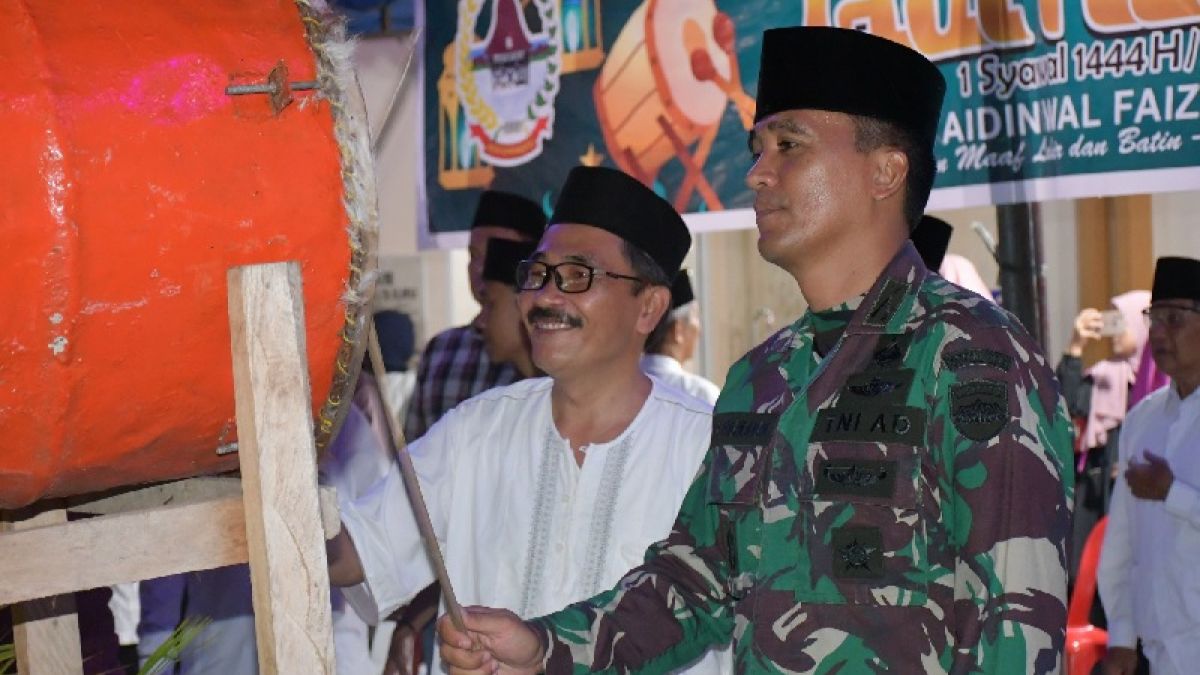 Dandim 0213/Nias, Letkol Inf Martky Jaya Perangin saat memukul beduk bersama panitia penyelenggara Gema Takbiran Idul Fitri [Dokumentasi Kodim 0213/Nias]