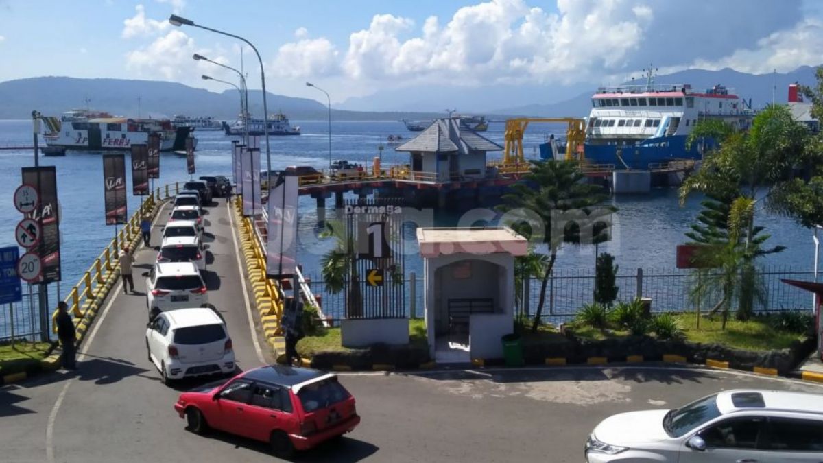 Arus balik lebaran di Pelabuhan Ketapang Banyuwangi [Suara.com/Achmad Hafid Nurhabibi]. [Suara.com/Achmad Hafid Nurhabibi]