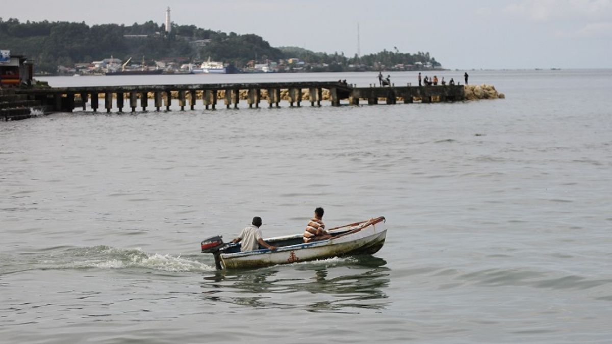 Para nelayan di kawasan Muara Nou, Kota Gunungsitoli, Pulau Nias, Provinsi Sumatera Utara tetap melaut walau suhu panas melanda kota di daerah kepulauan Sumatera Utara tersebut. [Kariadil Harefa/Suara.com]