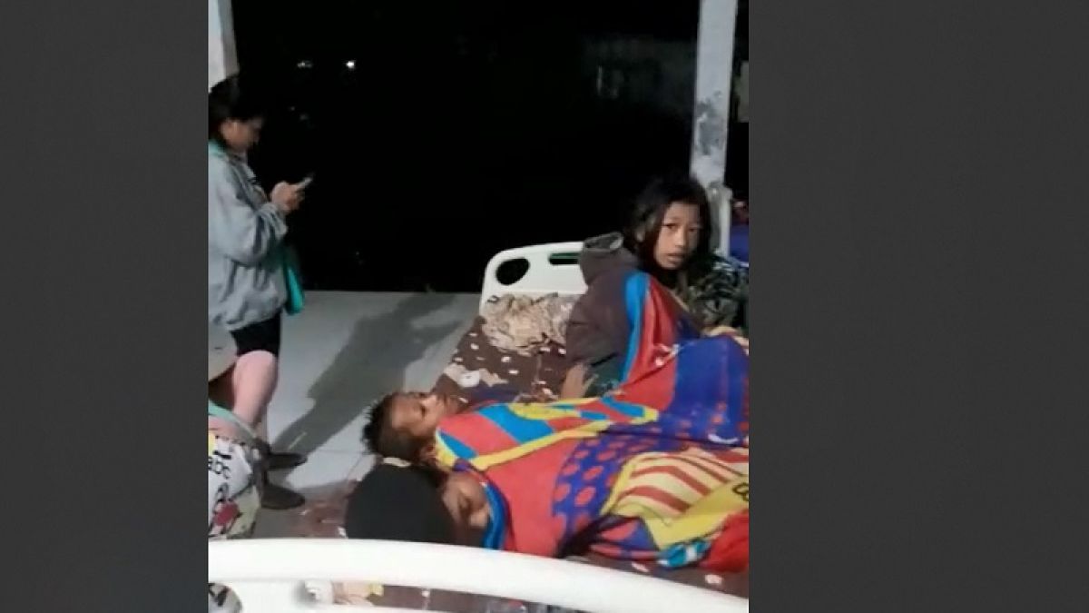 Para pasien yang berada di Puskesmas Sikabaluan, Kepulauan Mentawai, Sumatera Barat saat peristiwa gempa tektonik Mentawai, Selasa (25/4/2023). [BNPB Mentawai/Kariadil Harefa/Suara.com]