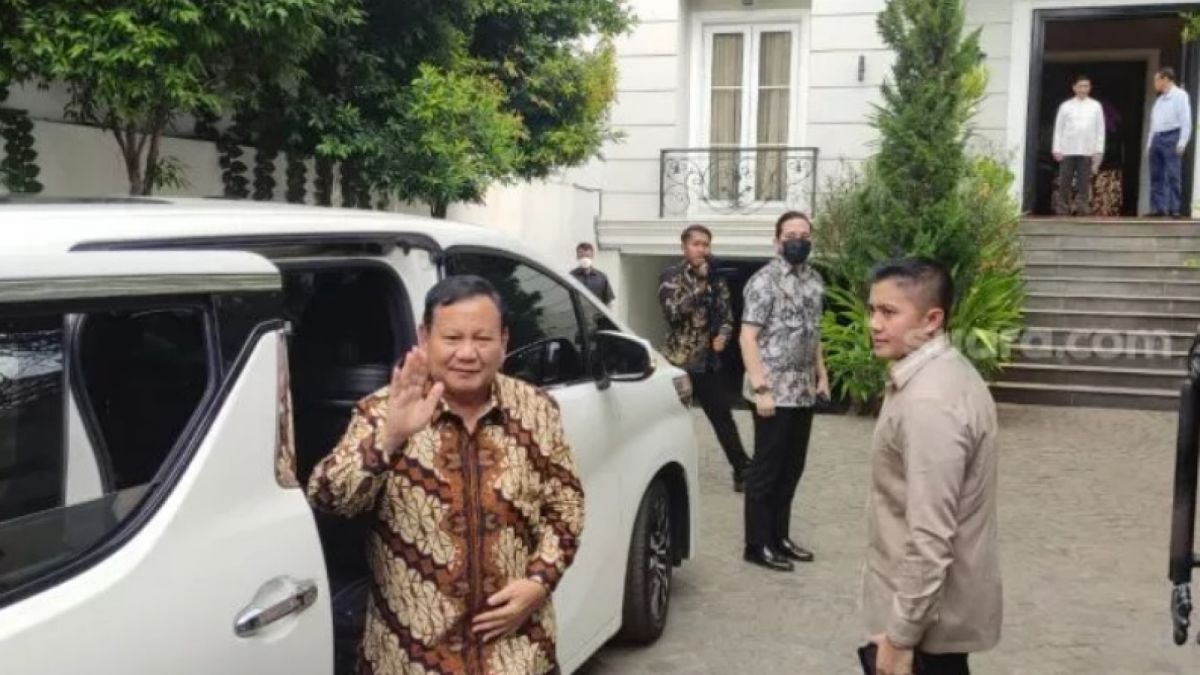 Ketua Umum DPP Partai Gerindra yang juga Menteri Pertahanan Prabowo Subianto, mengunjungi rumah mantan Menteri Koordinator Politik, Hukum dan HAM Wiranto, di kawasan Mampang, Jakarta Selatan [Suara.com/Bagaskara Isdiansyah]