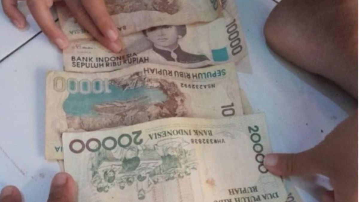 Potret uang zaman dulu yang berhasil ditabung oleh kakek Neli [instagram/@netizenserang]