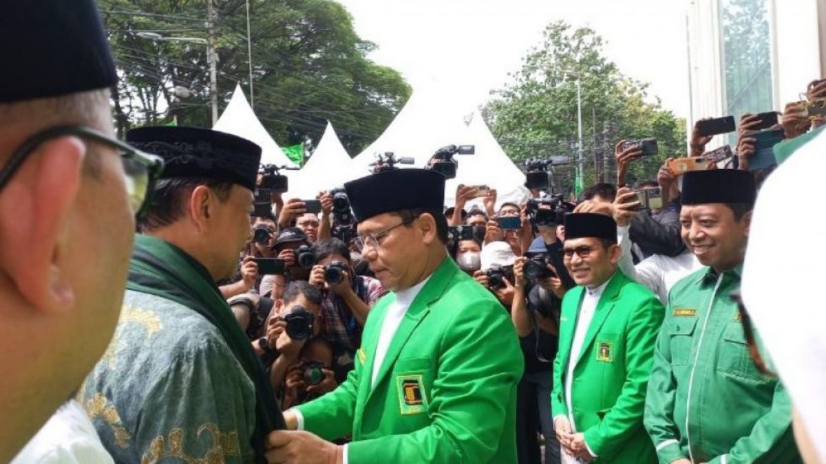 Mantan Ketua Hanura Wiranto tiba di Kantor DPP PPP dan ditemui Plt Ketum PPP Mardiono [Suara.com/Bagaskara]