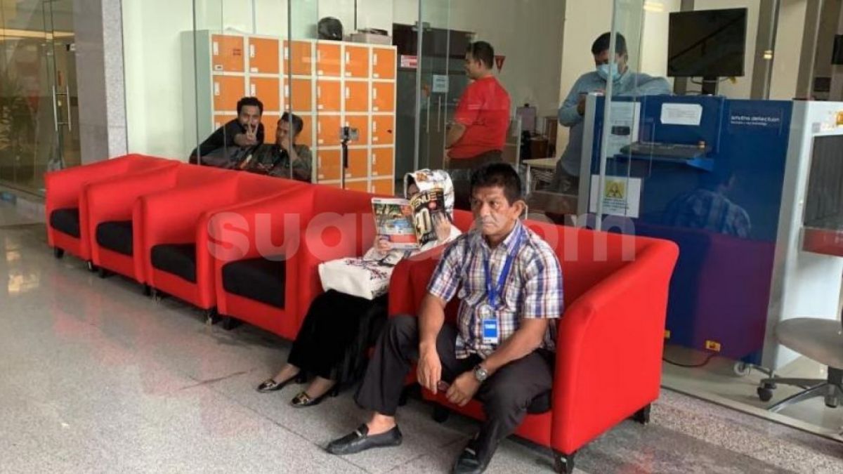 Kepala Dinas Kesehatan (Kadinkes) Lampung Reihana sembunyikan wajahnya saat menunggu di lobi Gedung KPK Merah Putih, Kuningan, Jakarta Selatan, Senin (8/5/2023). (Suara.com/Yaumal)