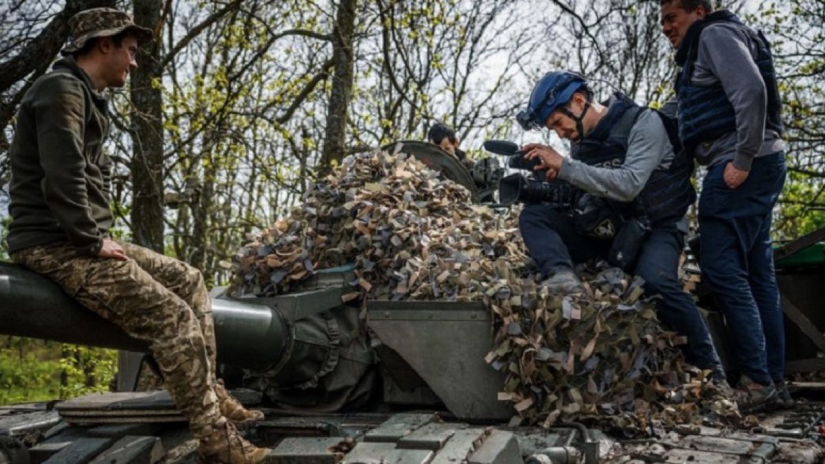 Jurnalis AFP Arman Soldin saat mengambil video lima hari lalu. [Instagram/theblindkolcho/arman soldin]