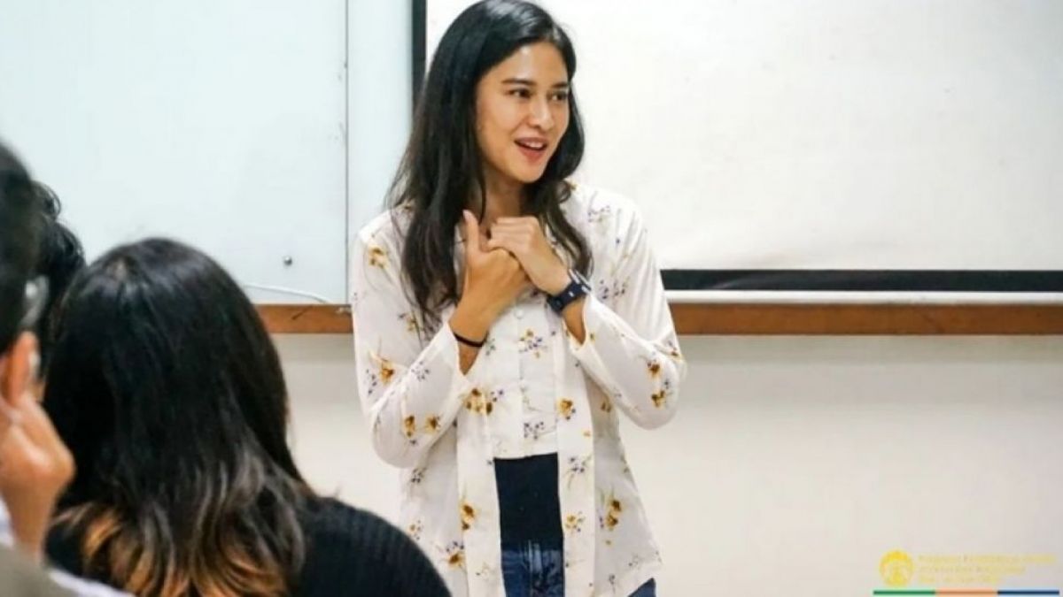 Potret Dian Sastro jadi dosen. [(Instagram/@therealdisastr)]