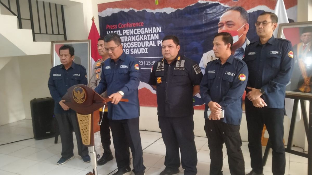 BP2MI gagalan keberangkatan 10 orang calon pekerja migran yang akan ditempatkan secara ilegal di Bandara Soekarno-Hatta, Tangerang, Selasa (15/5). [Dok. BP2MI]