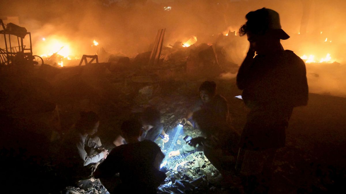Sejumlah warga korban kebakaran menunggu padamnya api yang membakar gudang oli, di Kelapa Dua, Kabupaten Tangerang, Banten, Rabu (17/5/2023). [SuaraSerang/Wawan Kurniawan]