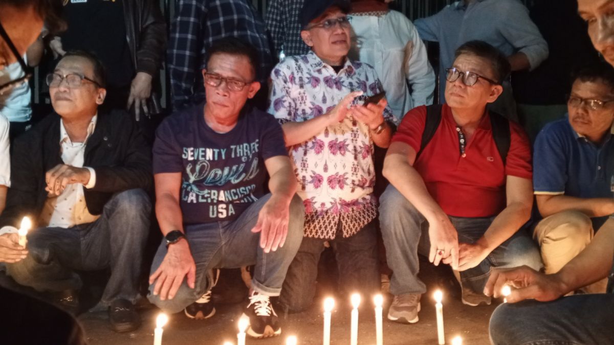 Aktivis Eksponen '98 saat aksi refleksi 25 tahun reformasi dengan menyalakan lilin di depan gedung DPR/MPR RI Senayan, Jakarta, Sabtu (20/5/2023) malam. [SuaraSerang/Wawan Kurniawan]