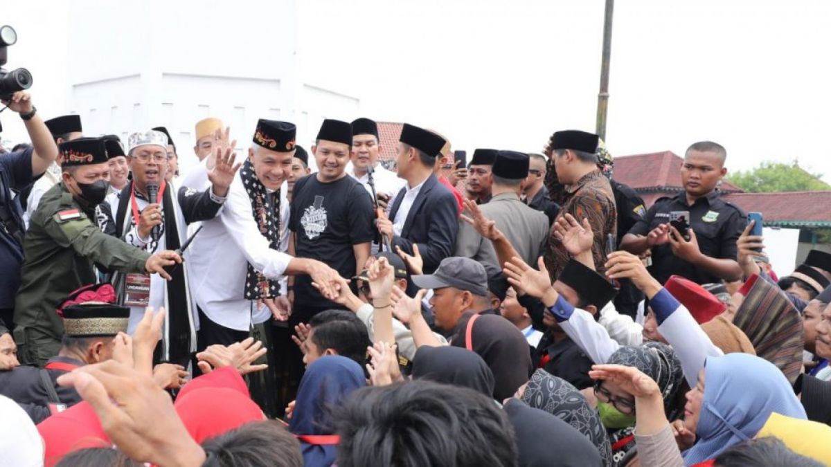 Ganjar Pranowo menyambangi Masjid Agung Banten di Jalan Raya Banten, Kasemen, Kota Serang, Provinsi Banten, Minggu (28/5/2024). [Dok. Relawan Ganjar]