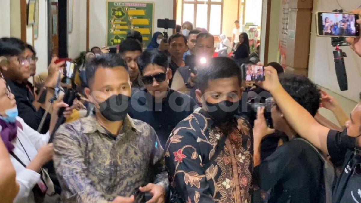 Dedi Mahendra alias Desta menghadiri sidang per eraian di Pengadilan Agama Jakarta Selatan. [Suara.com/Adiyoga Priyambodo]