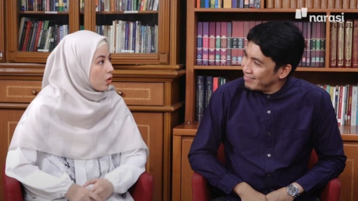 Momen Natasha Rizki dan Desta curhat ke Quraish Shihab soal sering berbeda pendapat dalam pernikahan. [Dok. Youtube/Najwa Shihab/Tangkapan Layar]