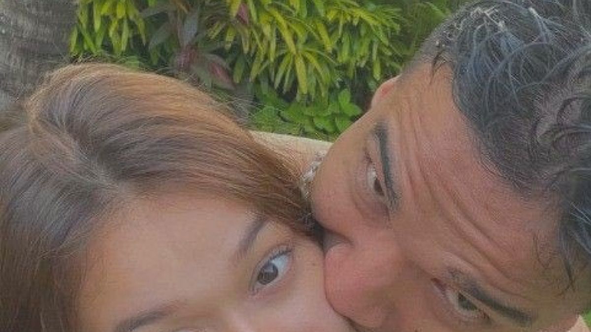 Rebecca Klopper dan Fadly Faisal saat basah-basah di kolam [Instagram]