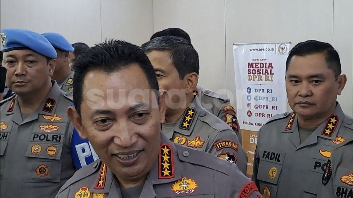 Kapolri Listyo Sigit Prabowo ditemui usai menghadiri rapat kerja bersama Komisi III DPR RI di Kompleks Parlemen, Rabu (12/4/2023). [Suara.com/Novian]