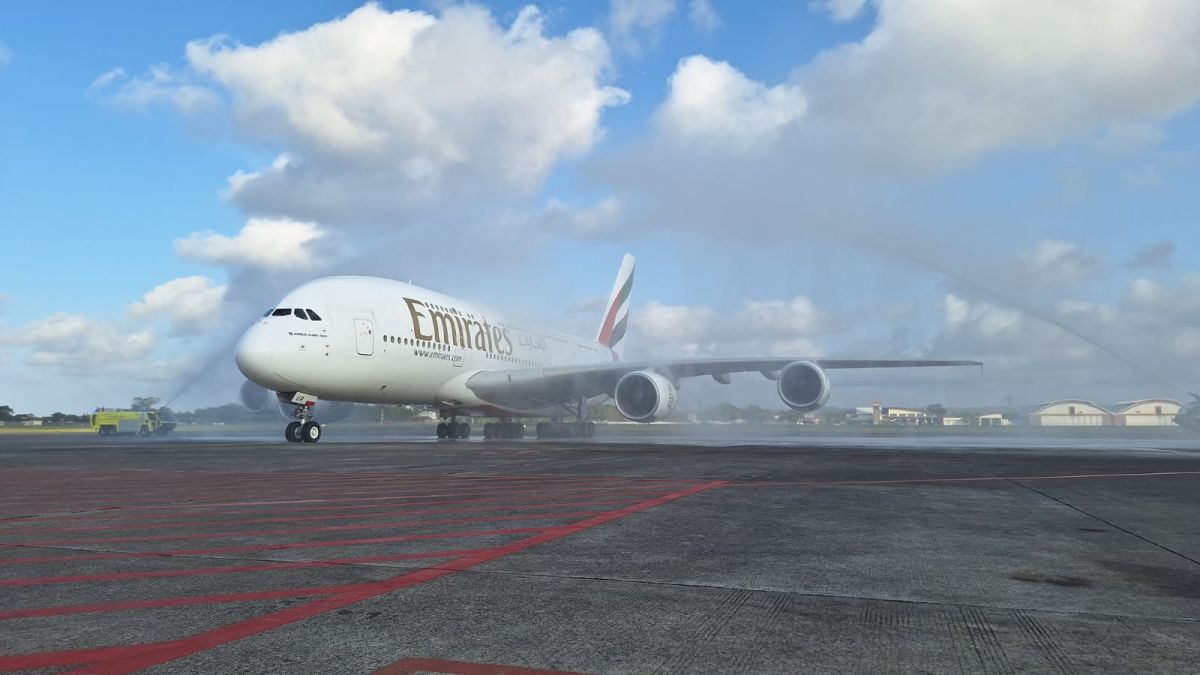 Momen kedatangan perdana pesawat Airbus A380 milik maskapai Emirates di Bandara I Gusti Ngurah Rai, Bali, Kamis (1/6/2023). [Dok. JAS]