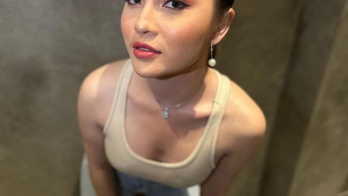 Potret Elina Joerg pakai tanktop dengan belahan terbuka [Instagram/elinaaaaajoerg]