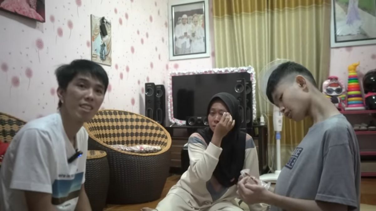 Siti Aisah merawat anak majikannya Siaw Huang asal Taiwan di Karawang, Jawa Barat. [Tangkapan Layar/YouTube Faisal Soh]