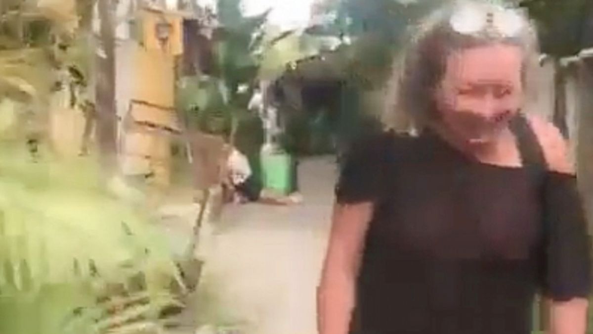 Tangkapan layar saat seorang turis asing berbalik arah saat melihat sepasang bule berbuat mesum di jalan umum umum yang di duga di Bali. [Twitter]