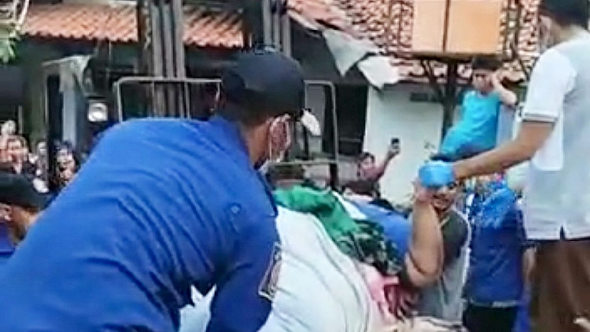 Petugas Damkar dari UPT BPBD Ciledug melakukan evakuasi terhadap Fajri (27) yang mengalami Obesitas dengan Forklift di kawasan Griya Kencana, Ciledug, Tangerang, Rabu (7/6/2023) [Tangkapan layar/Damkar Ciledug TV]